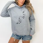 Abbigliamento casual con motivo ADN stilizzato sul petto, perfetto per un look scientifico o casual.