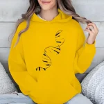 Cappotto con cappuccio giallo con motivo ADN nero, stile casual, perfetto per gli amanti della scienza e della moda.