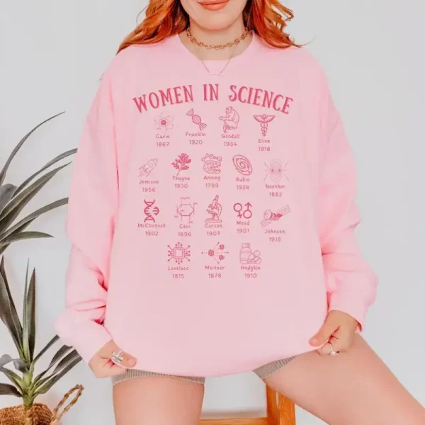 Felpa rosa con motivi di donne in scienza, illustrando l'impegno e il contributo delle donne nel campo scientifico. Perfetta per un look casual e impegnato.