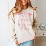 Veste confortevole con illustrazioni di donne famose in scienza, perfetta per le appassionate di scienza e di moda.