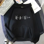 Felpa con cappuccio nera con un'equazione matematica bianca, ideale per gli amanti della scienza e della moda casual.
