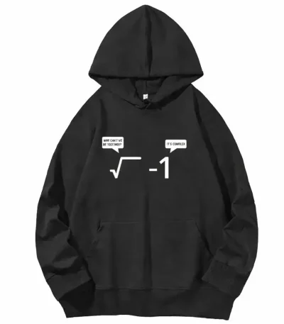 Abbigliamento con un'espressione matematica complessa e una bolla di dialogo umoristica.