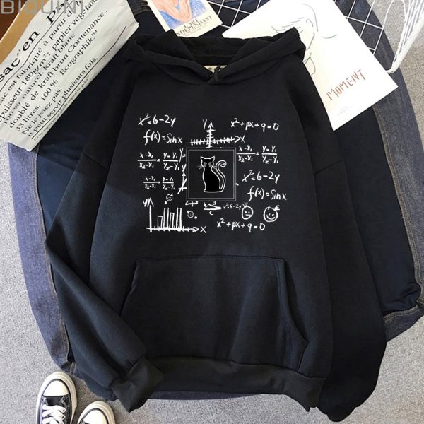 Maglietta nera con stampa di formule matematiche e grafici scientifici, ideale per appassionati di scienza e matematica. Design originale perfetto per un look casual e intellettuale.