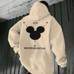 Felpa con cappuccio beige con illustrazione di una molecola d'acqua stilizzata, che rappresenta la struttura H2O, perfetta per gli amanti della scienza e della decorazione scientifica.
