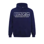 Maglione blu con stampa dei simboli chimici di S, Ar, Ca, Sm e la scritta "Elementi Primari dell'Umorismo".