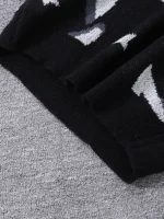 Maglione nero con motivi scientifici in grigio e bianco, perfetto per gli amanti della scienza e del design moderno.