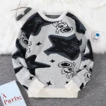 Maglione in stile cartoon con personaggi scientifici e stelle, ideale per appassionati di scienza e moda casual.