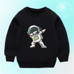 Felpa nera per bambini con stampa di astronauta in stile cartone animato, perfetta per gli appassionati di spazio e scienza.
