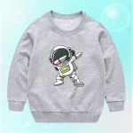 Maglietta grigia con stampa di un astronauta che balla, perfetta per gli appassionati di spazio e moda casual.