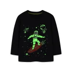 Felpa nera con illustrazione di un bambino in tuta spaziale su una tavola da surf nello spazio, circondato da pianeti, stelle e meteoriti.