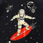 Illustrazione di un astronauta in tuta spaziale su una tavola da surf nello spazio, con pianeti e stelle sullo sfondo, ideale per decorazione scientifica.