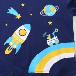 Pannello per bambini con motivo spaziale, razzo, pianeta e stelle colorate.