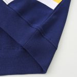 Dettaglio di una maglietta blu con stampa scientifica, perfetta come decorazione o abbigliamento tematico per appassionati di scienza.