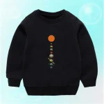 Abbigliamento per bambini nero con motivo di pianeti del sistema solare allineati verticalmente, che rappresenta diversi pianeti della nostra galassia, ideale per gli amanti dell'astronomia e delle scienze.