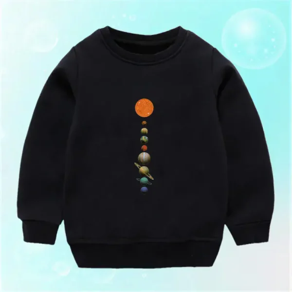 Abbigliamento per bambini nero con motivo di pianeti del sistema solare allineati verticalmente, che rappresenta diversi pianeti della nostra galassia, ideale per gli amanti dell'astronomia e delle scienze.