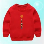 Abbigliamento per bambini rosso con motivo di pianeti del sistema solare allineati verticalmente sul davanti. Comodo e ideale per gli amanti dell'astronomia o per un regalo educativo.