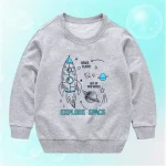 Felpa grigia per bambini con illustrazione di razzo e pianeti, ideale per gli amanti dello spazio e della scienza.