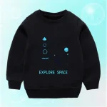Controlla questa felpa con cappuccio nera con motivi di pianeti e stelle fosforescenti, perfetta per i giovani appassionati di astronomia e di esplorazione spaziale.