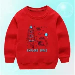 Giacca per bambini rossa con un design di razzo, pianeti e stelle, evocando l'esplorazione spaziale, ideale per i giovani appassionati di astronomia e scienza.