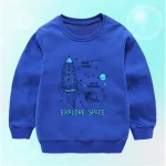 Felpa blu per bambini con stampa di razzo, pianeti e stelle, perfetta per gli appassionati di spazio e scienza, con scritta "Explore Space".