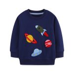 Felpa per bambini con ricami di pianeti e razzo, tema spaziale, in tessuto blu navy, ideale per la decorazione della camera o per un look giocoso.
