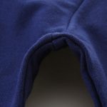 Piumino blu con cappuccio, ideale per le attività all'aperto e le occasioni casual, realizzato con materiali di alta qualità per comfort e durata.