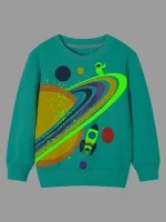 Maglietta per bambini con stampa di pianeta, razzo e astronauta, ispirata allo spazio, in colori vivaci su sfondo azzurro. Perfetta per appassionati di scienza e astronomia.