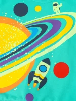 Abbigliamento per bambini con motivo spaziale, comprendente un astronauta, un razzo e pianeti colorati, perfetto per gli amanti dell'astronomia e della scienza.
