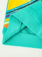 Maglietta in cotone con stampa di elementi scientifici e grafici colorati, ideale per appassionati di scienza e decorazioni originali.