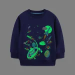 Felpa per bambini con stampa di pianeti, astronavi e stelle in stile spaziale, ideale per gli appassionati di astronomia e scienza.