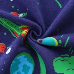 Tessuto in cotone con motivo di pianeti, stelle ed elementi spaziali su sfondo blu scuro, ideale per la decorazione o la creazione di abbigliamento tematico scientifico.