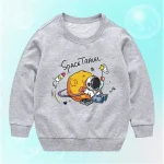 Vestito con stampa di un astronauta e pianeta, ideale per bambini appassionati di spazio e scienza.