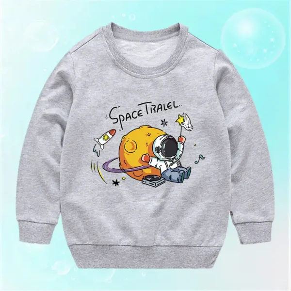 Vestito con stampa di un astronauta e pianeta, ideale per bambini appassionati di spazio e scienza.
