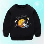 Felpa nera per bambini con stampa di un astronauta, pianeta e navicella spaziale, tema viaggio nello spazio, ideale per appassionati di scienza e astronomia.