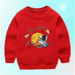 Felpa rossa per bambini con stampa di astronauta, pianeta, razzo e musica, ispirata allo spazio. Ideale per appassionati di scienza e avventure spaziali.