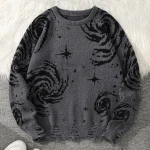 Maglione in lana grigio scuro con motivi di stelle e spirali neri, ispirato all'universo e alla scienza.