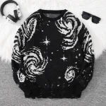 Maglione galassia nero con motivi spirali e stelle, perfetto per una decorazione ispirata all'universo e alla scienza.