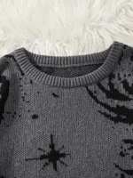 Primo piano su un maglione in lana grigio scuro con motivo di stella nera, posato su uno sfondo in peluche bianco, ideale per la decorazione scientifica e la moda.