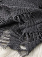 Sciarpa in lana grigia con frange, perfetta per l'inverno, morbida e calda, ideale per aggiungere stile e comfort ai tuoi outfit in stagione fredda.