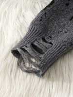 Maglione grigio con dettagli a rete e fori, perfetto per decorazioni a tema scientifico o come elemento di abbigliamento originale.