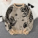 Maglione beige con disegni astratti e stelle nere, stile casual e alla moda, perfetto per l'autunno e l'inverno, comodo e caldo.