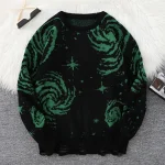 Maglione nero con disegni di galassie verdi e stelle, perfetto per gli appassionati di astronomia e decorazioni scientifiche.