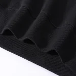 Dettaglio di un tessuto nero con motivo ADN, perfetto per una decorazione ispirata alla scienza e alla genetica.