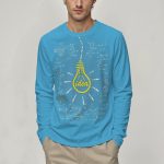 T-shirt azzurra con stampa di una lampadina e schizzi di idee e formule scientifiche, simbolo di creatività e innovazione.