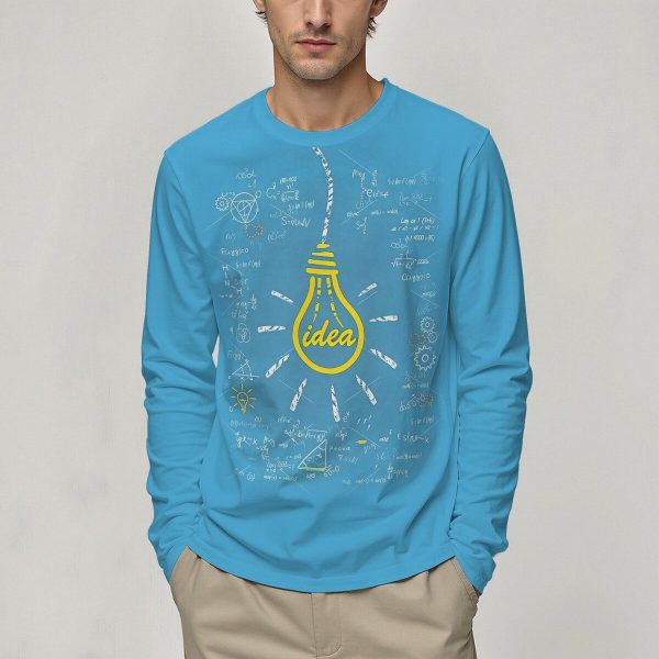 T-shirt azzurra con stampa di una lampadina e schizzi di idee e formule scientifiche, simbolo di creatività e innovazione.