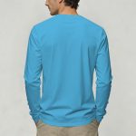 Maglietta sportiva azzurra a maniche lunghe, tessuto leggero e traspirante, ideale per attività sportive o casual.