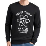 Felpa nera con stampa di un atomo e citazione "Never trust an atom, they make up everything".
