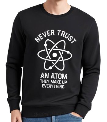 Felpa nera con stampa di un atomo e citazione "Never trust an atom, they make up everything".