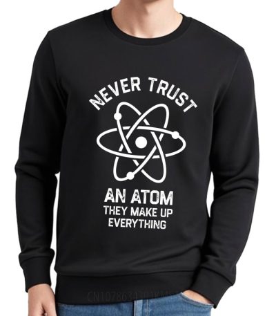 Felpa nera con stampa di un atomo e citazione "Never trust an atom, they make up everything".