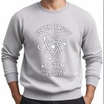 Felpa grigia con stampa di un atomo e la scritta "Never Trust an Atom They Make Up Everything", perfetta per appassionati di scienza e decorazioni scientifiche.